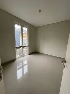 Hadap Selatan Rumah Greenlake Citraland di Surabaya Barat