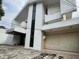 Rumah Siap Huni dengan Kolam Pribadi di Mampang Prapatan
