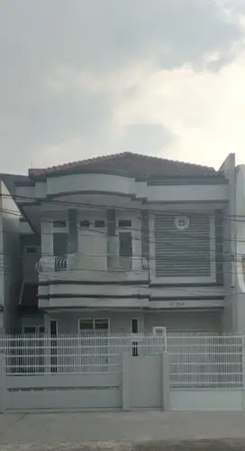RUMAH STRATEGIS PINGGIR JALAN, 2LANTAI, TAMAN RATU, DEKAT GREENVILLE