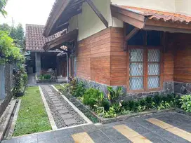 RUMAH KLASIK POSISI HOOK DI CIGADUNG DEKAT DAGO HARGA DI BAWAH PASAR