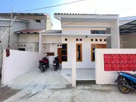 Lokasi pinggir jalan ada angkot nya