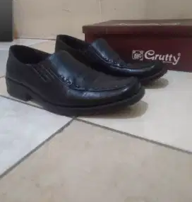 Sepatu pria dewasa
