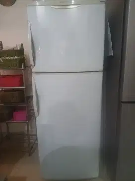 Kulkas 2 pintu merk Sanyo