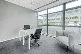 Ruang kantor pribadi berlayanan lengkap untuk Anda dan tim di Regus GKM Green Tower