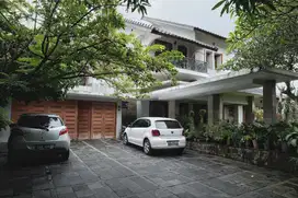 JUAL RUMAH MEWAH 2,5 LANTAI PRIME AREA DHARMAWANGSA KEBAYORAN BARU