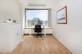Ruang kantor pribadi berlayanan lengkap untuk Anda dan tim di Regus Pakuwon Centre