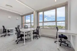 Ruang kantor terbuka untuk 15 orang di HQ Menara Caraka