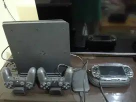 Jual cepat 2 in 1 console PS 4 & Vita