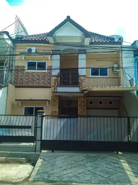 Rumah 4 kamar semi furnish kelapa gading