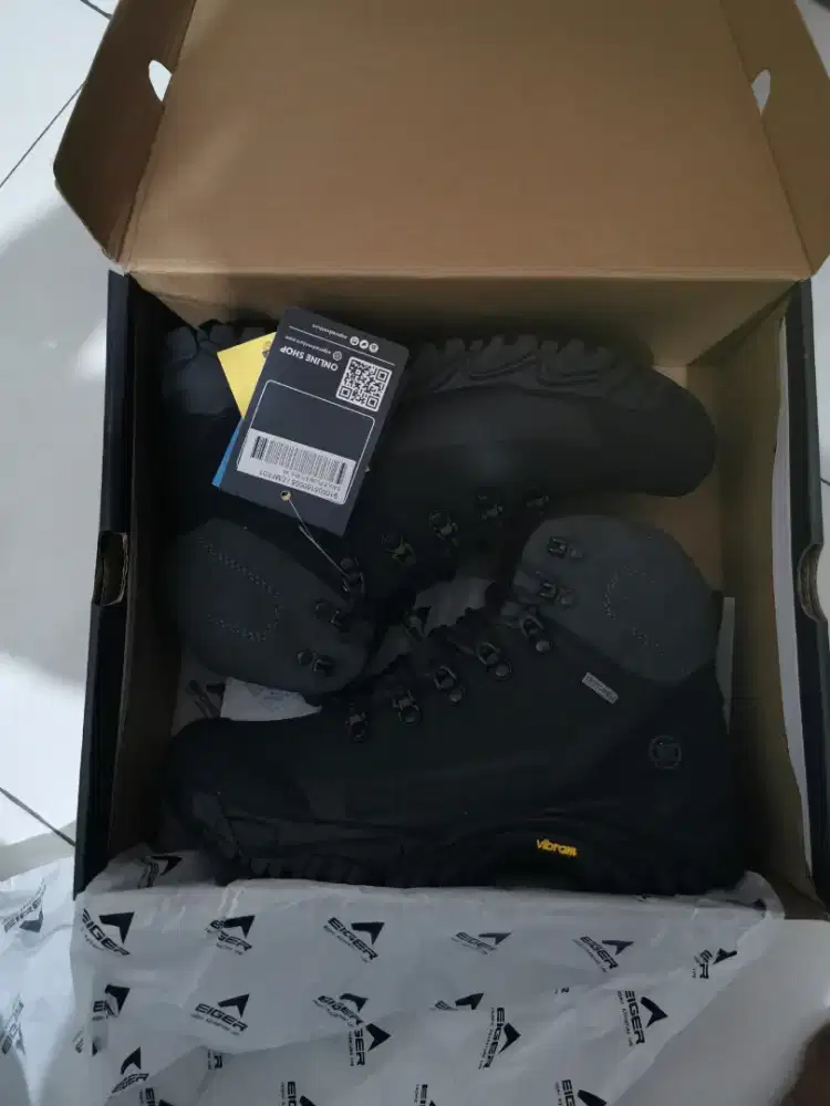 Sepatu eiger plum 2.0 size 40 kondisi BARU