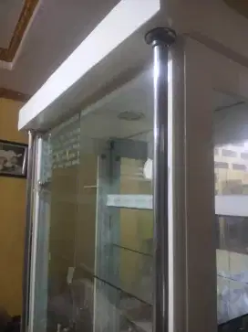 Lemari pajangan