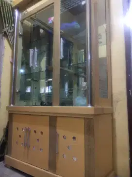 Lemari pajangan