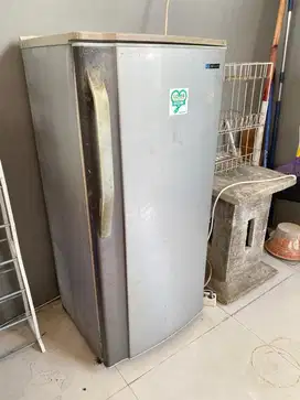 Kulkas Sharp 1 Pintu Freezer berfungsi Watt kecil