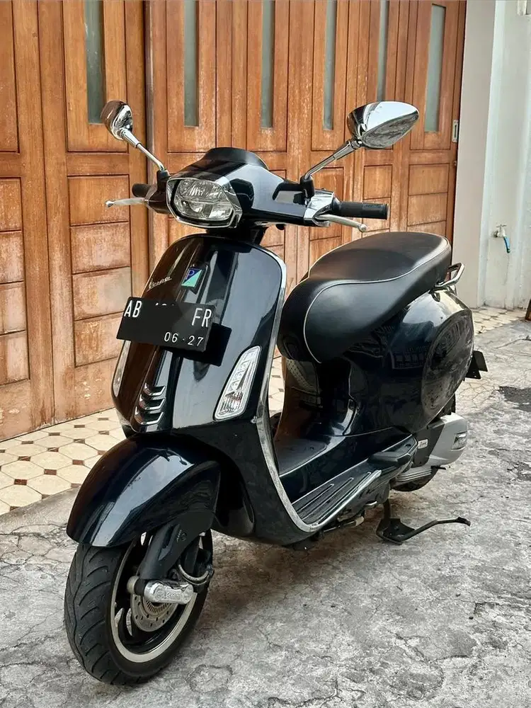 Vespa Sprint i-get ABS 2022 Hitam Low KM