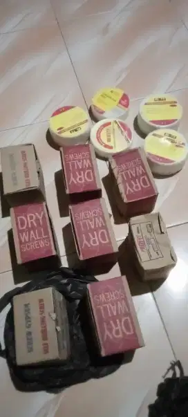 Di jual sisa bahan masih utuh skrup gipsum PVC ada 8 kotak