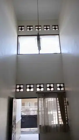 Disewakan Rumah 2 Lantai Bagus Luas Semi Furnished di Pamulang