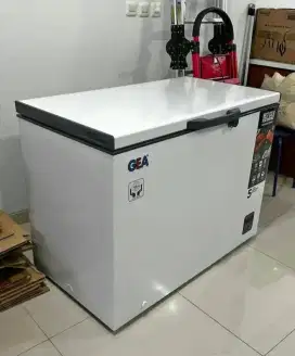 Frizer gea kapssitas 400L