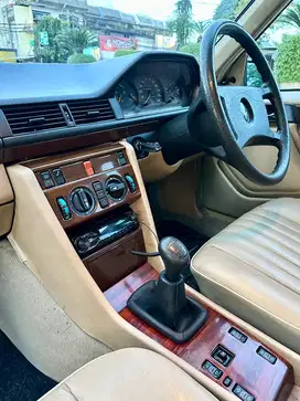Mercedes-Benz E300 1991 Bensin