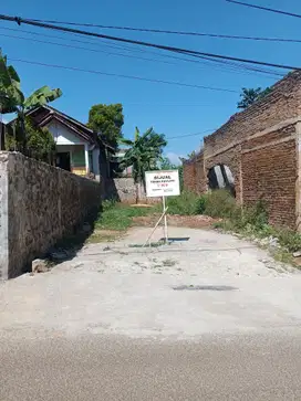 Tanah pinggir jalan dekat sekolahan