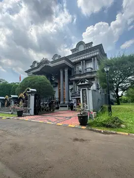 Dijual Rumah Sultan di Cibubur Bekasi - Swimming Pool & Mini Golf