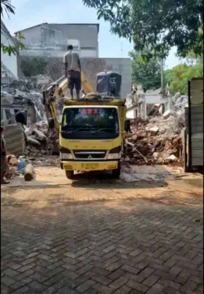 Urugan material puing dan buang sampah