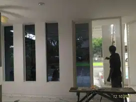 Ahlinya pemasangan kaca film panggilan ke rumah kantor dan gedung