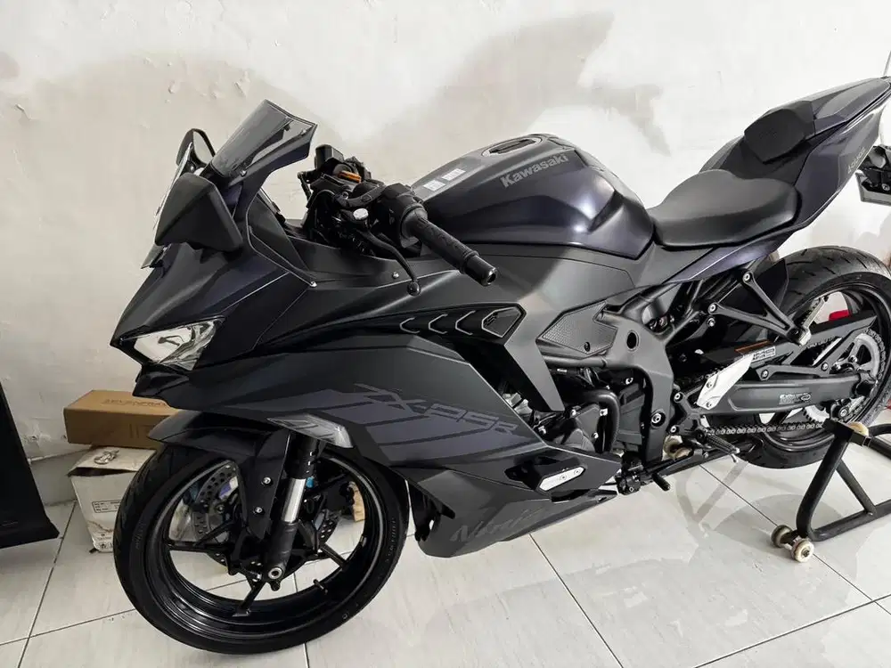 Zx25r ABS QS 4 Cilinder 2025 KM 1700 warna GREY