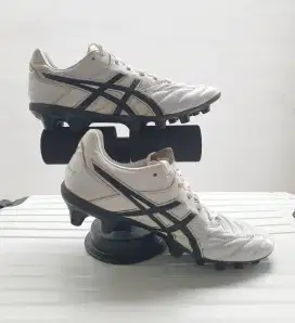 Sepatu Bola Asics