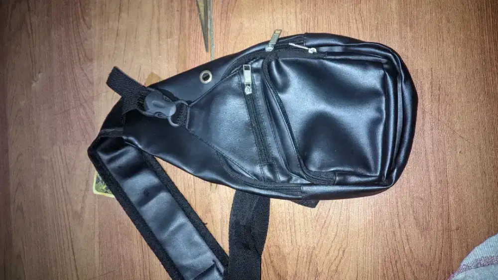 Tas selempang polos hitam