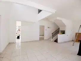 DIJUAL RUMAH HOEK 2 LANTAI DI CLUSTER DEPAN KOTA WISATA!