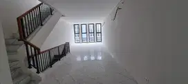 DISEWAKAN RUKO BARU 2 ½ LANTAI DI SEBERANG McD KOTA WISATA!