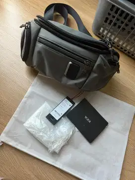 TUMI sling bag pria