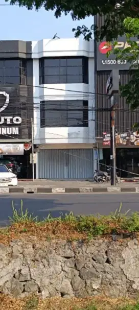 Disewa ruko 3 lantai ex. Bank di lokasi padat penduduk & traffic