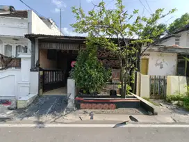 Rumah strategis dekat stadion manahan