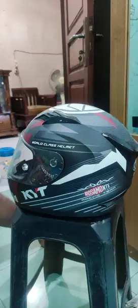 Helm KYT R10 Like New, Mulus