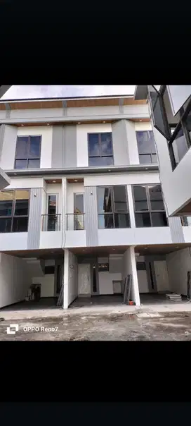 Rumah mewah SHM pinggir jalan dekat universitas yarsi cempaka putih