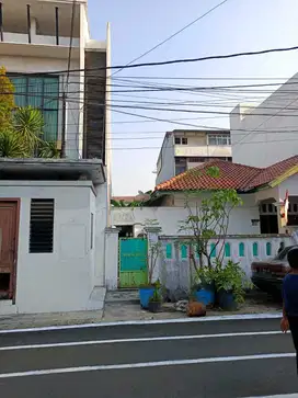 Dijual 4BR  Jalan Swadaya Kav Polri Jelambar jakarta Barat