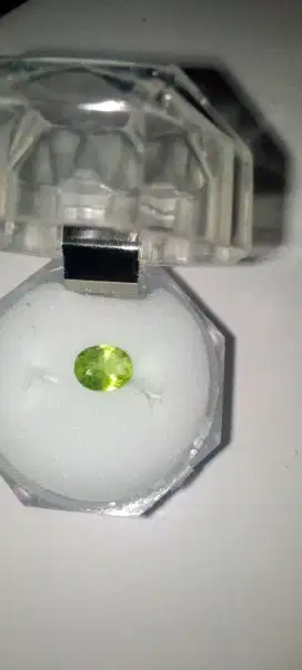 batu permata peridot