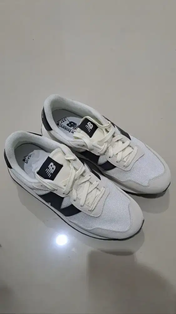 Sepatu New Balance NB 237 Black/White 43 (27,5 cm)
