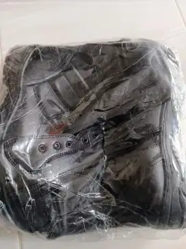 Sepatu security