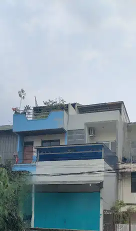 RUMAH SIAP HUNI LETAK STRATEGIS PINGGIR JALAN 4 LANTAI TAMAN RATU