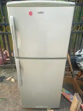 Kulkas sanyo 2 pintu sawangan pasir putih