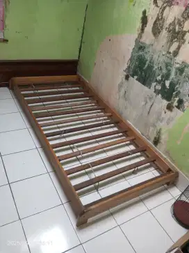 Tempat tidur bawah