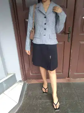 Rok hitam lebar bawah variasi kancing