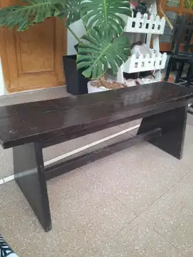 Kursi kayu panjang restoran