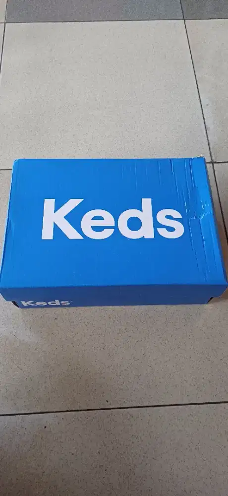 Sepatu keds warna pink