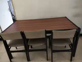 Meja makan LIGNA