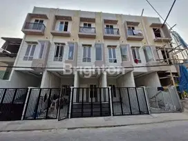 RUMAH BARU MURAH 4 LANTAI ROW JALAN 2 MOBIL