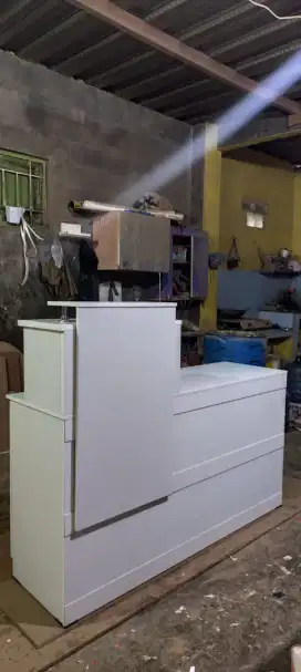 Meja kasir warna full putih minimalis