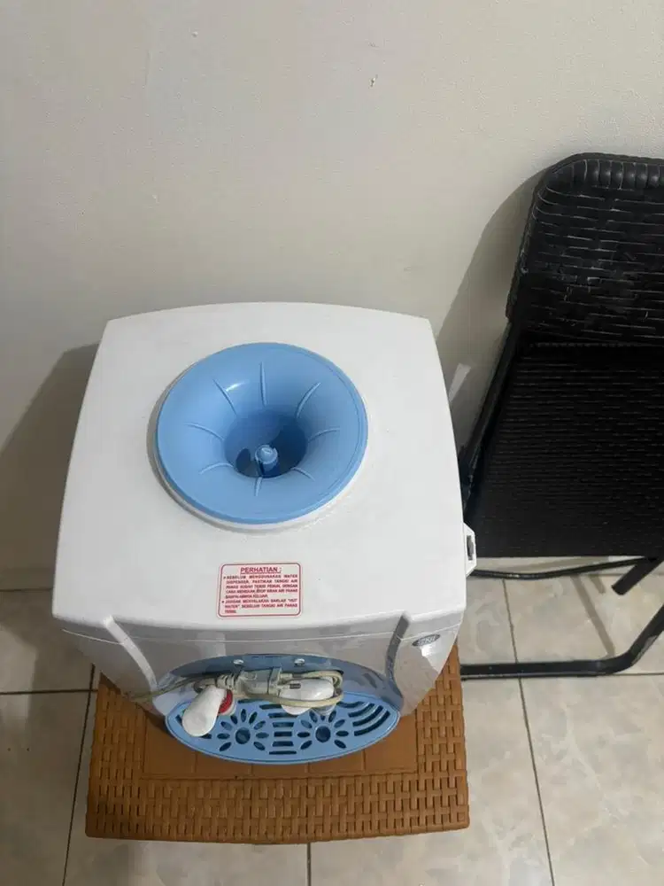 Dijual Murah Satu Paket (Dispenser, Meja, Kursi.)